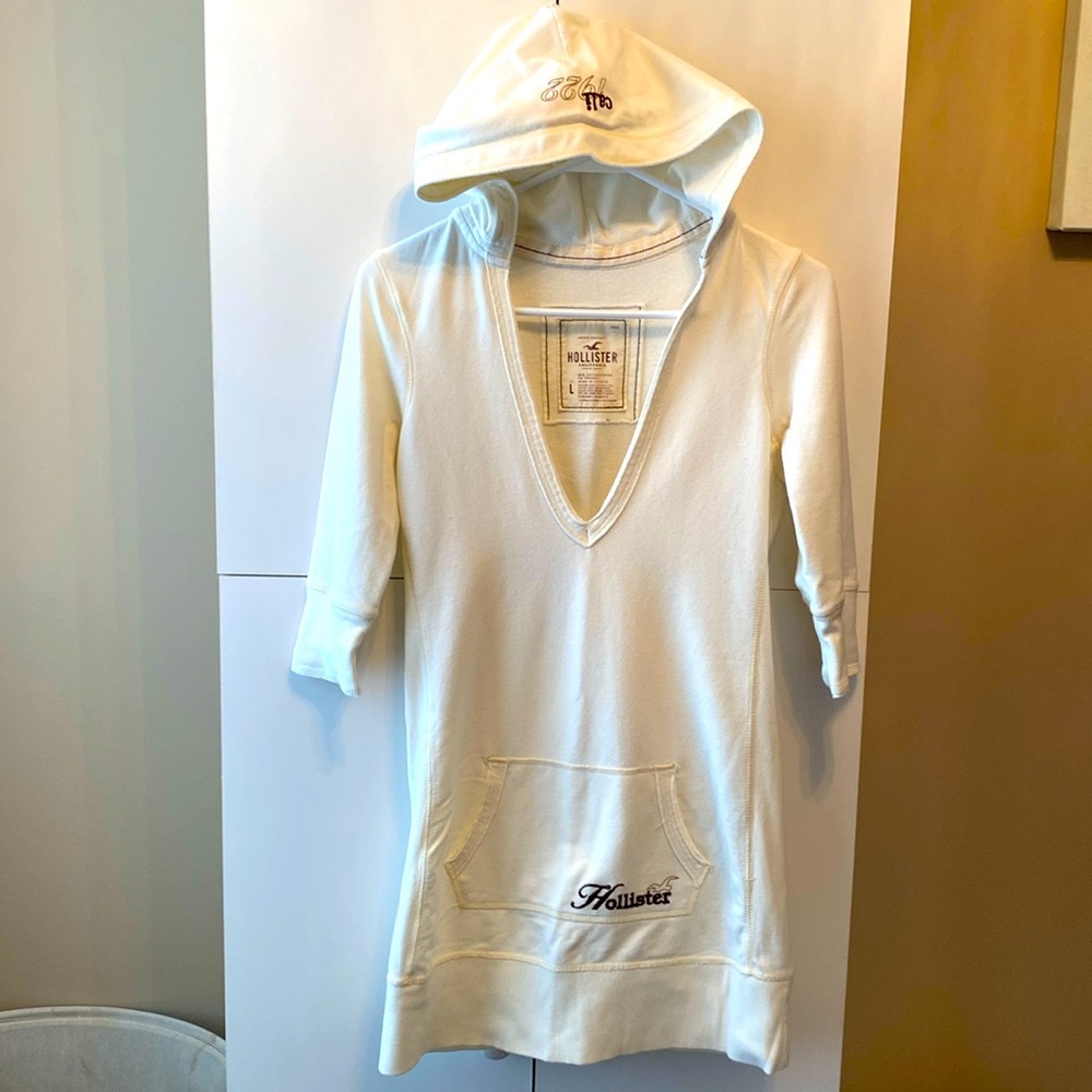 Hollister Women’s Juniors size Large Cream hoodie shirt with 3/4 sleeves